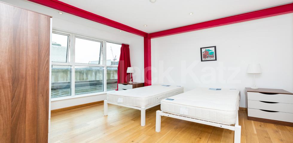 			PENTHOUSE WITH ROOF TERRACE!, 4 Bedroom, 1 bath, 1 reception Flat			 Farringdon Road, CLERKENWELL / HOLBORN
